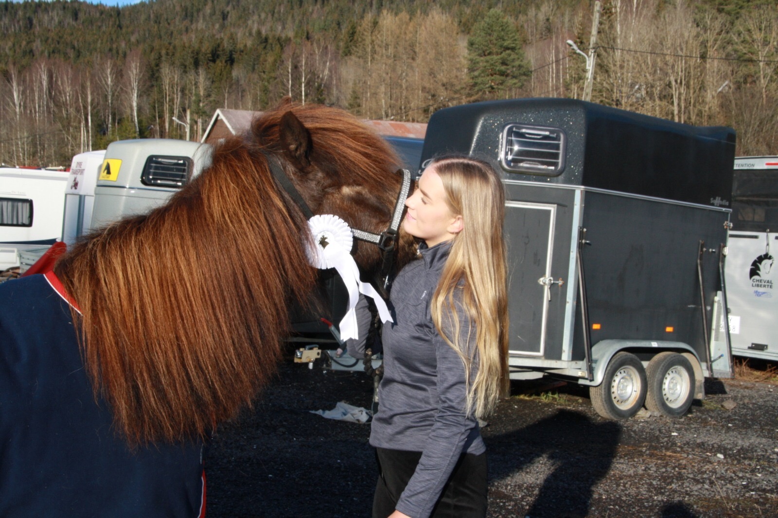 Benedicte trener islandshest